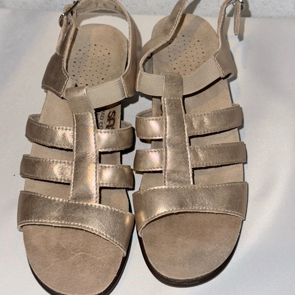 SAS Tripad Comfort Gold Sandals with Metallic Finish and Straps size 7 Narrow